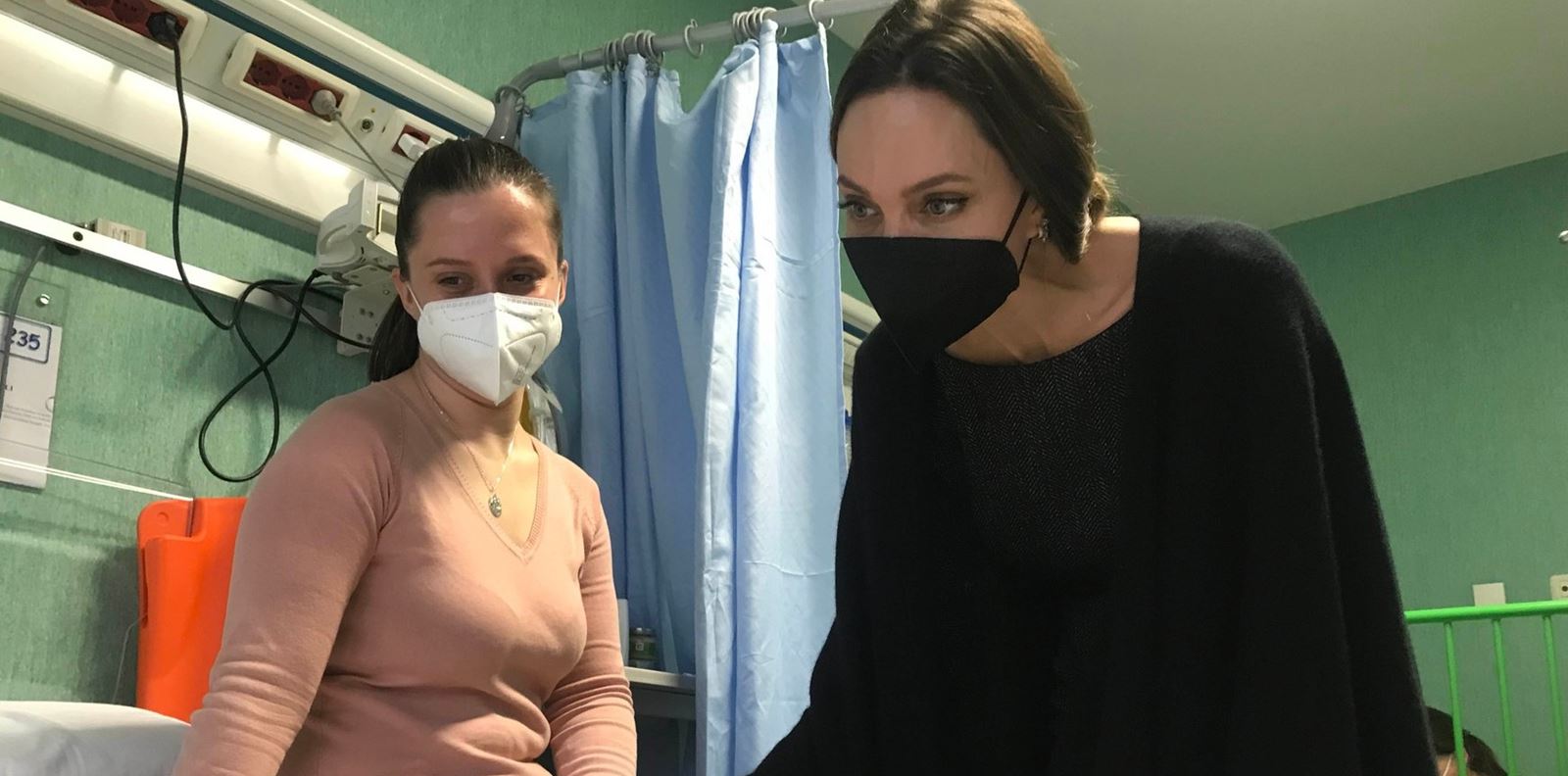 Анджелина Джоли посети украинските бежанци в Италия