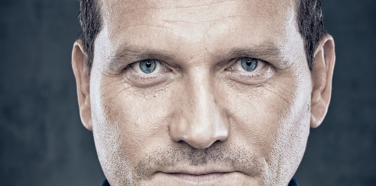 Популярни мъже се включиха във фотоизложба за мъжкото ментално здраве