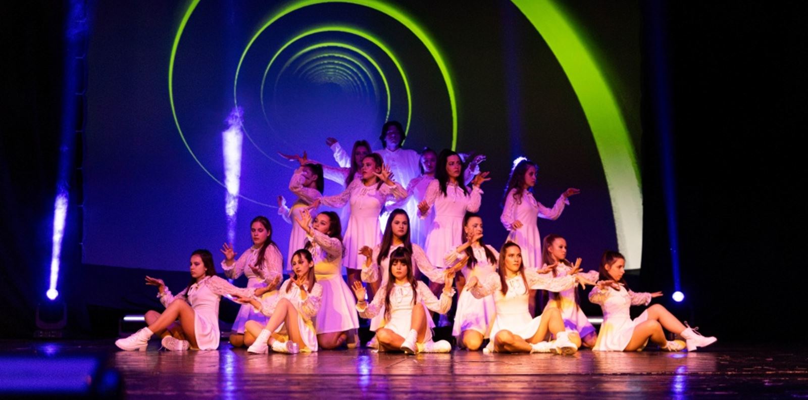 Най-голямото училище за модерни танци в България с премиерен спектакъл