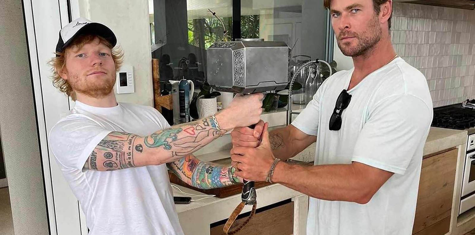 Крис Хемсуърт и Ед Шийрън: една неочаквано добра музикална комбинация