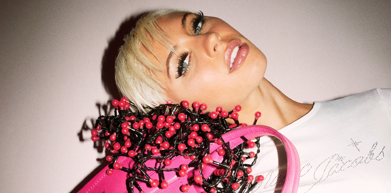 Айрис Лоу е новото лице на празничната кампания на Marc Jacobs Resort 2025