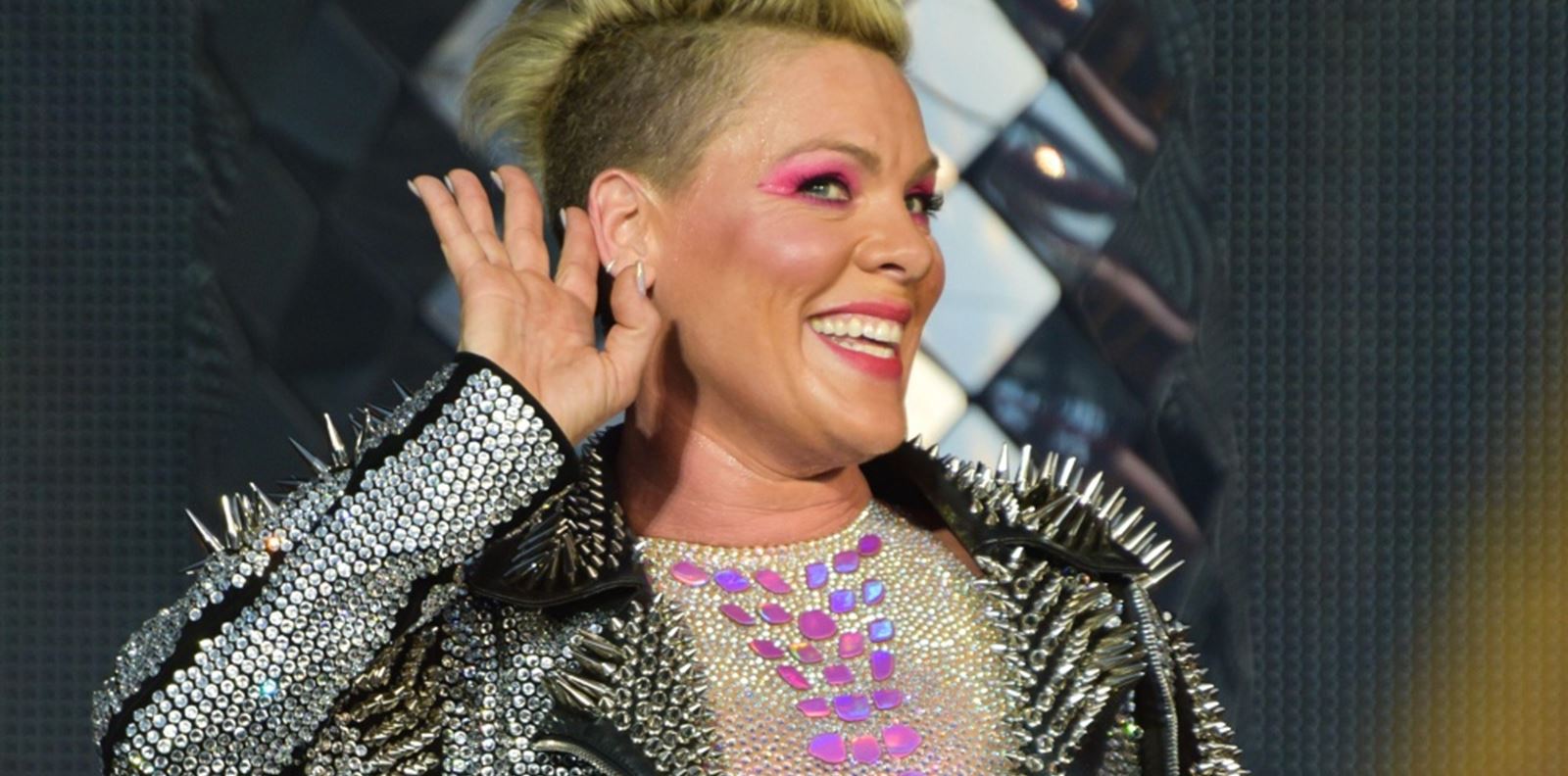 Пинк с шокиращ подарък по време на концерт