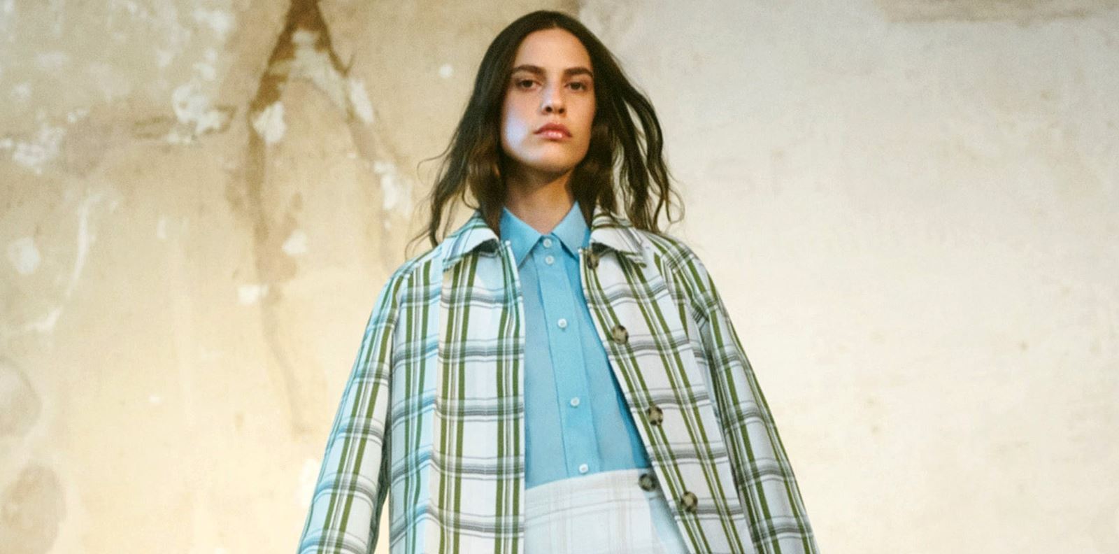 Виктория Бекъм облече европейското бягство в елегантна прецизност