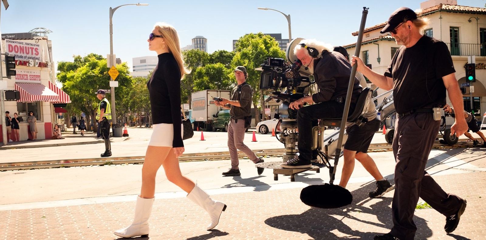 Вижте първия кадър на Марго Роби като Барби