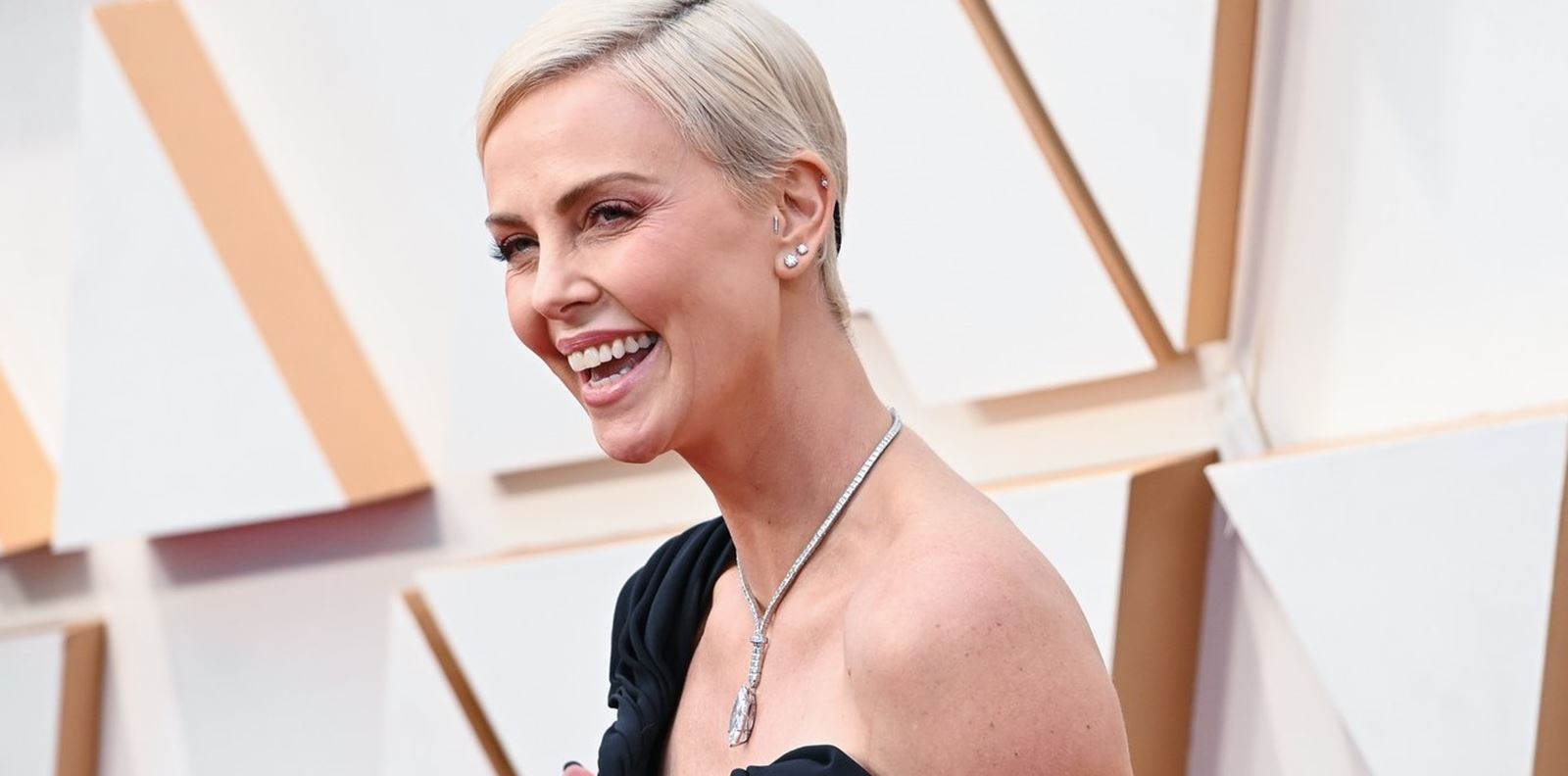 Шарлийз Терон показа дъщерите си в ново видео