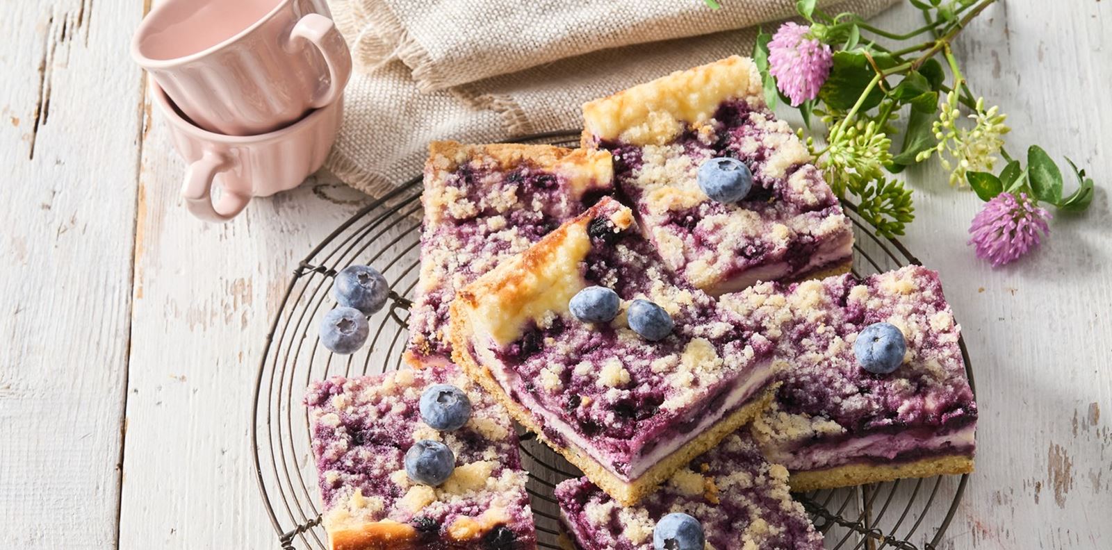 Най-вкусният край на лятото: Боровинков пай с хрупкав крамбъл