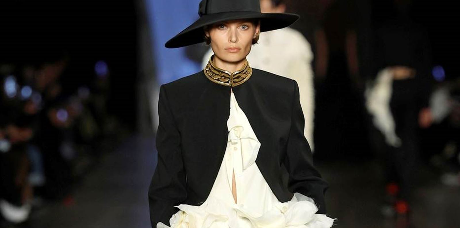 Новият сезон на Alexander McQueen: модерна изтънченост, романтика и лукс