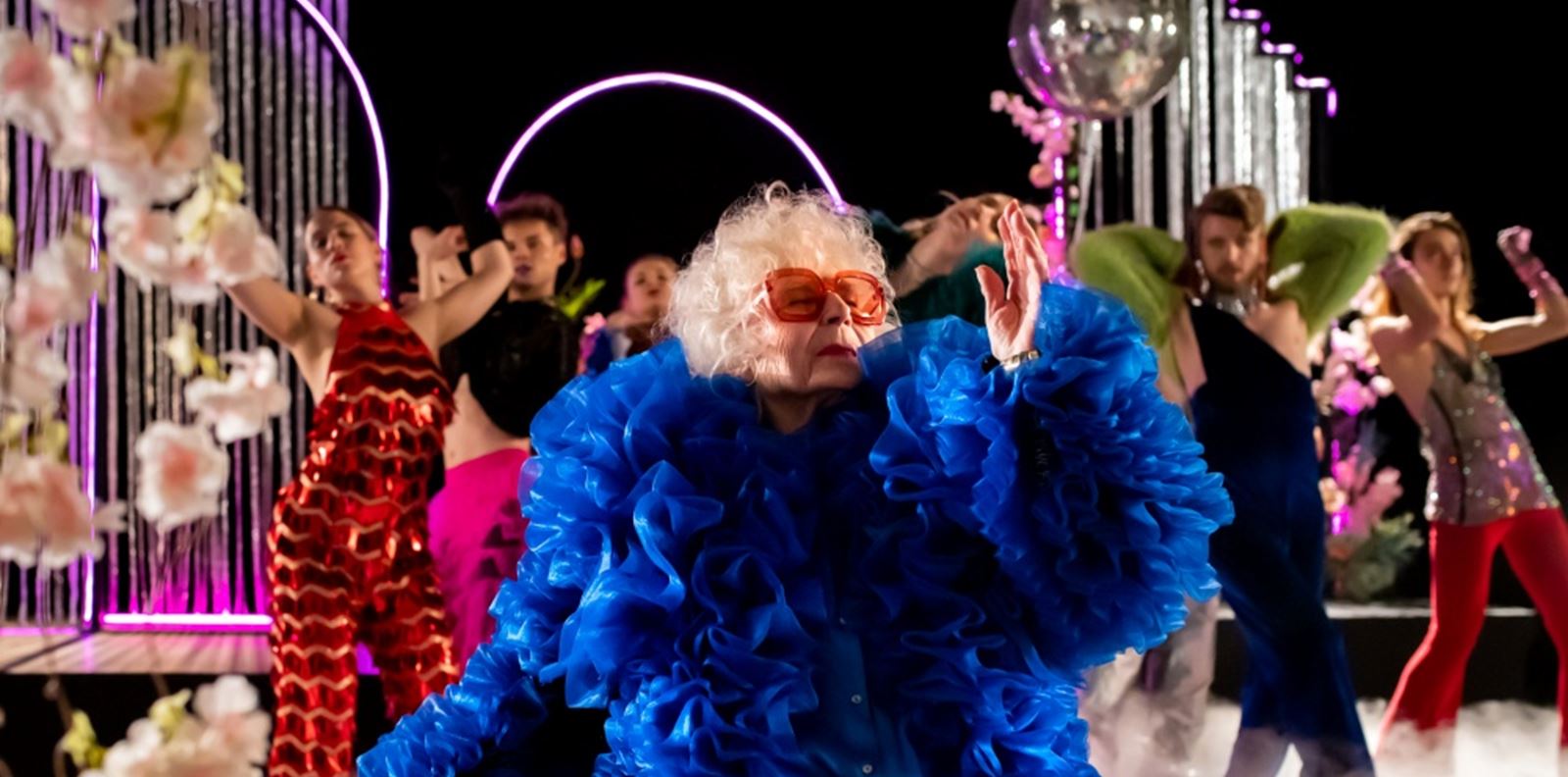 Диджей Вика: 84-годишната звезда на варшавската сцената