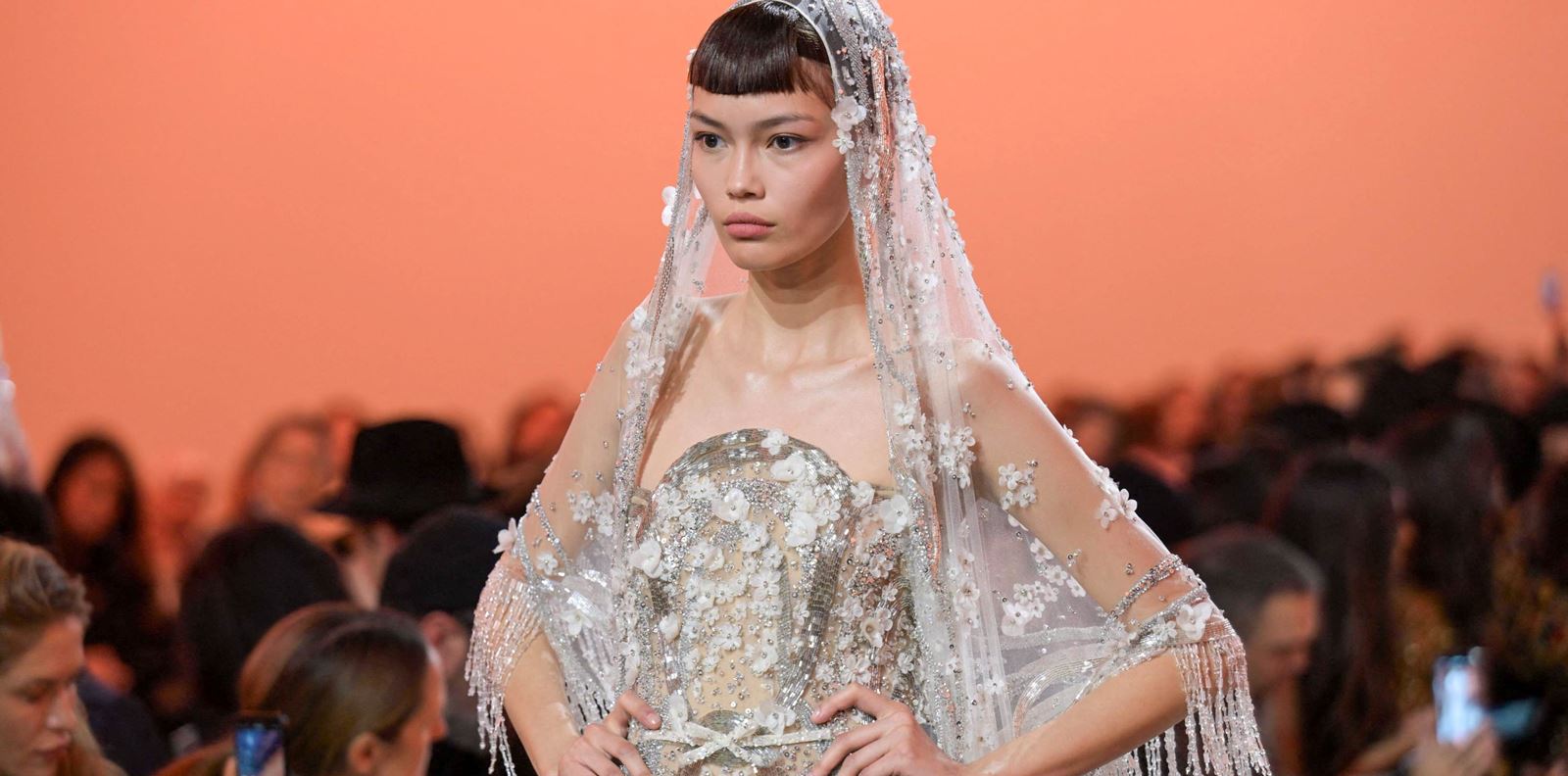 Elie Saab за пролет-лято 2025: Лекота, елегантност и експлозия от флорални мотиви