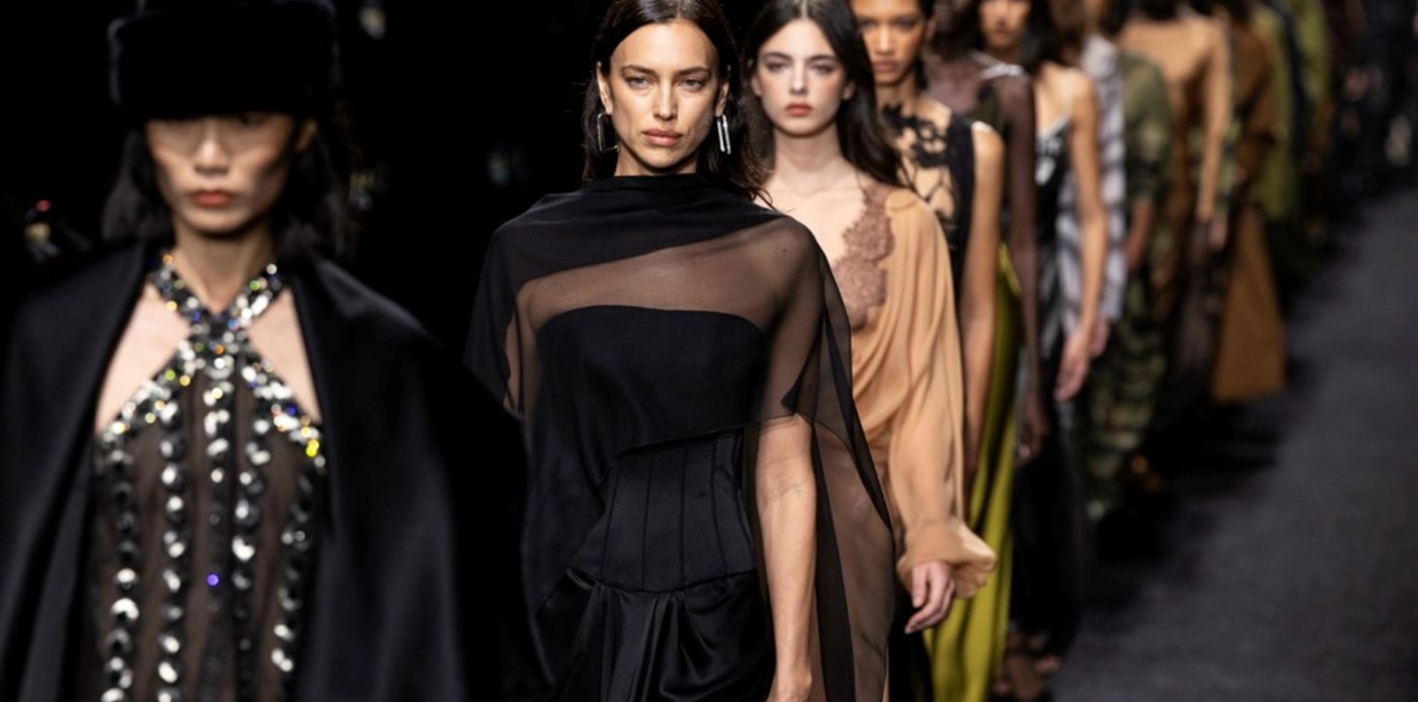 Игра на контрасти от Alberta Ferretti на Седмица на модата в Милано