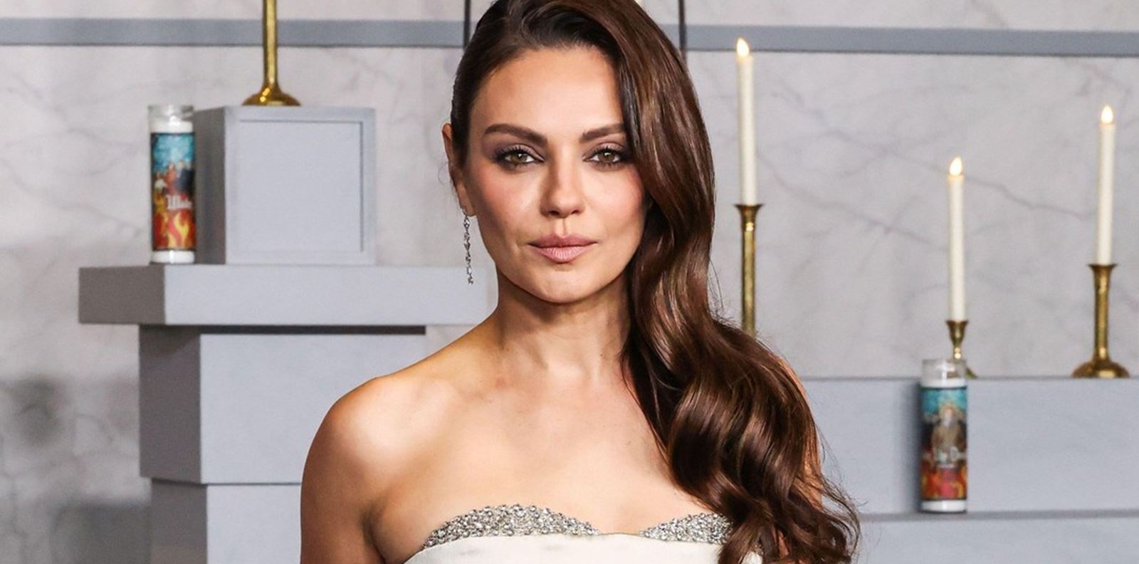 Мила Кунис разкри тайната си за бърз грим във видео за Vogue