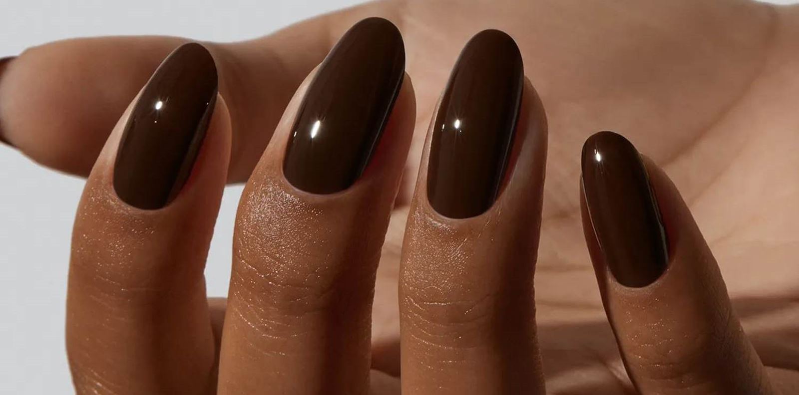 Кафявото е новото черно: най-модерният маникюр за есен 2025