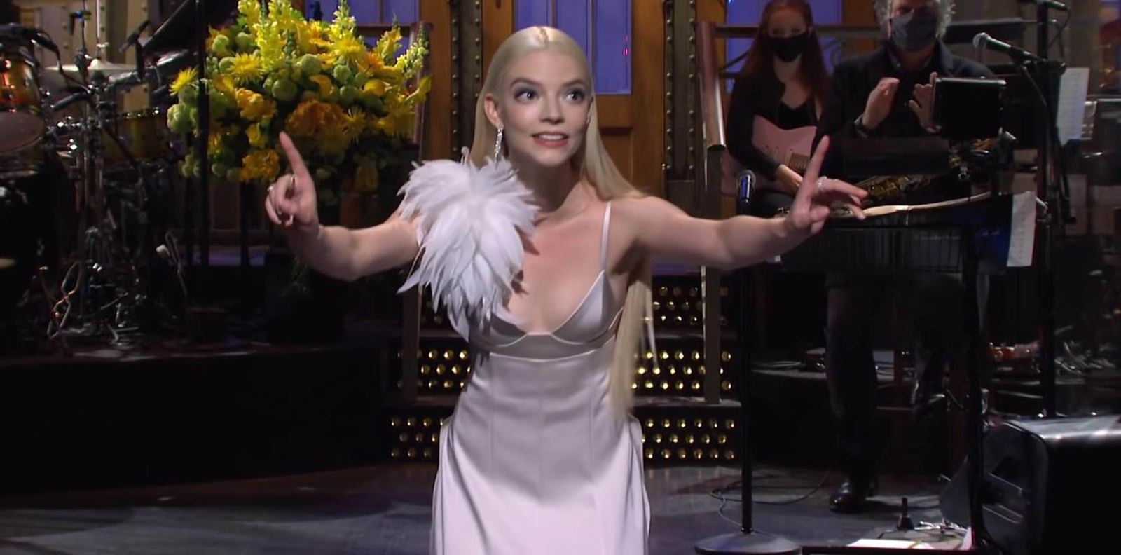 Аня Тейлър-Джой превърна SNL в истинско модно шоу