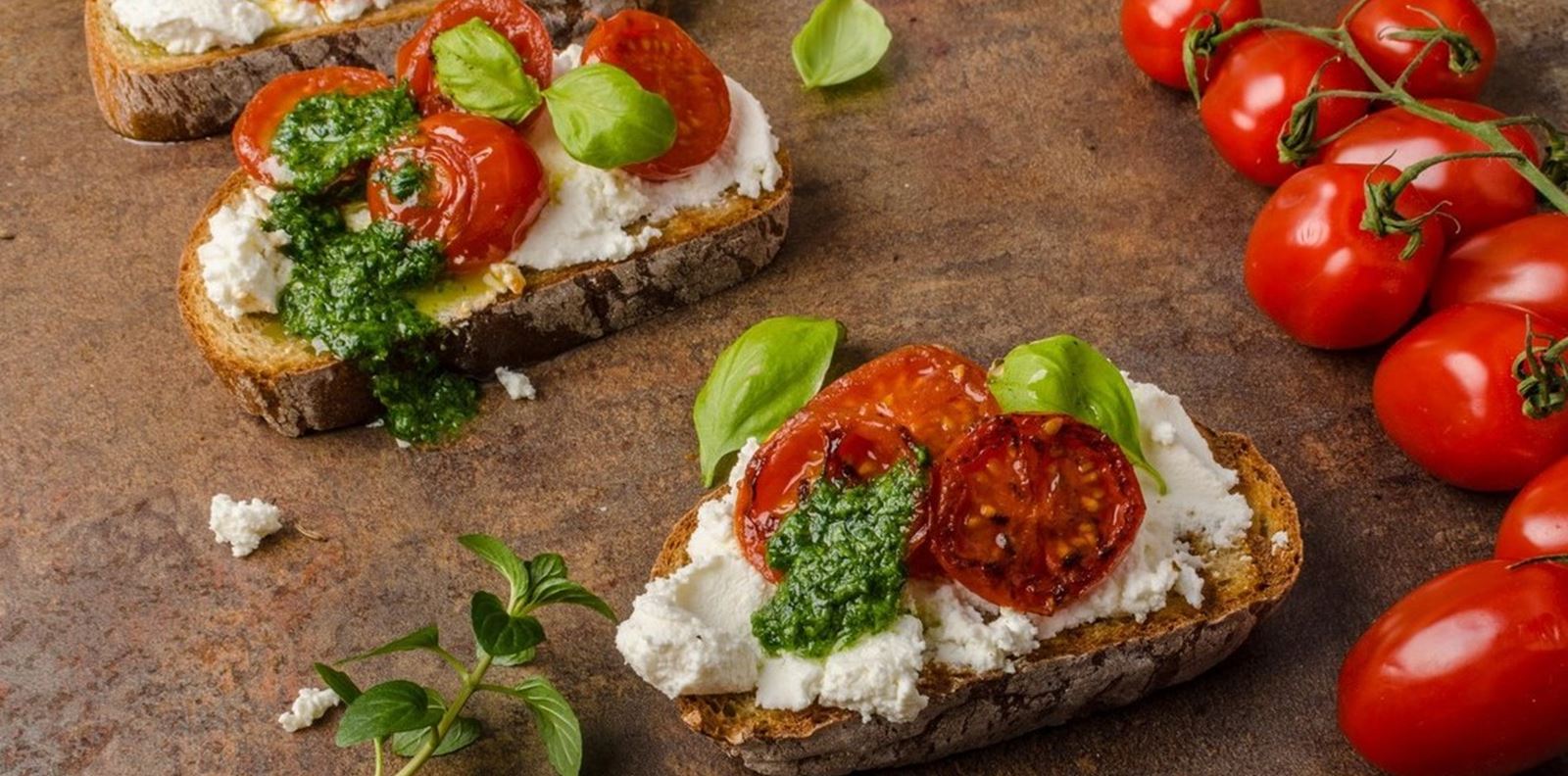Брускети с (домашна) рикота и сушени домати