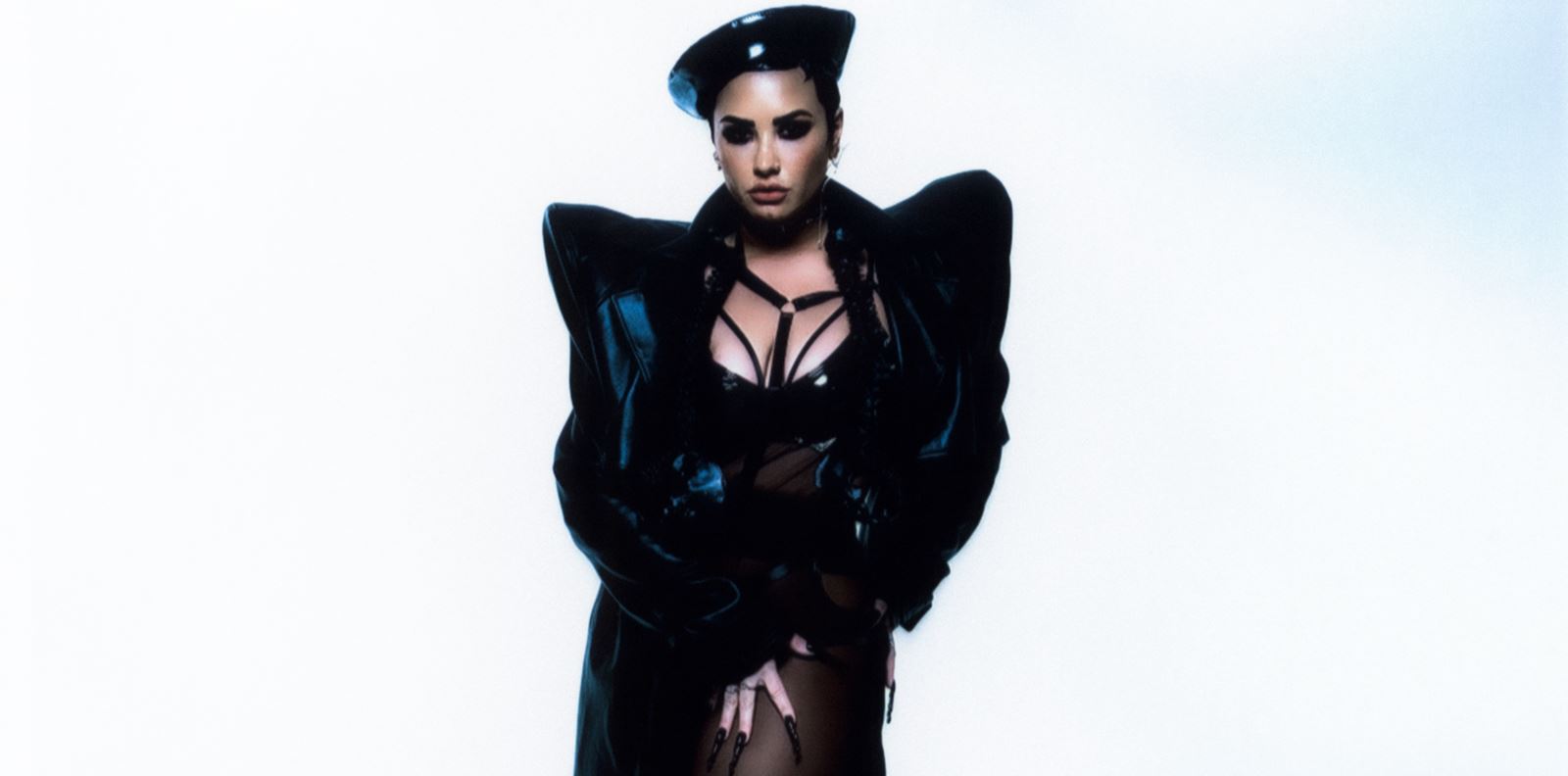 HOLY FVCK, Деми Ловато се завърна с гръм и трясък