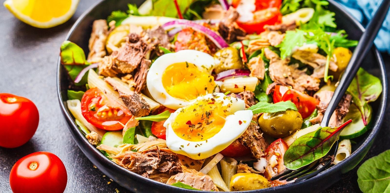 Зелена салата с риба тон и поширани яйца