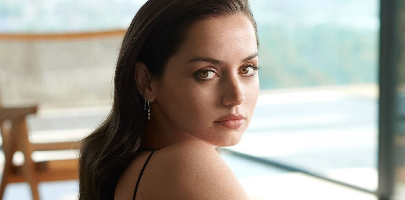 Ана де Армас е новото лице на Estee Lauder