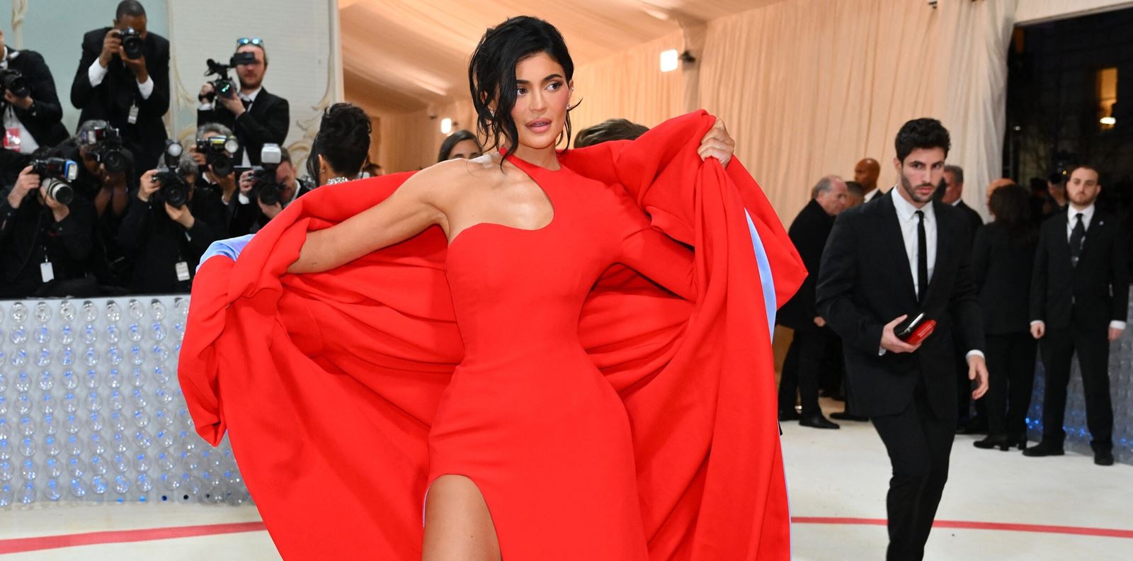 Феновете са недоволни, че Кайли Дженър парадира с богатството си