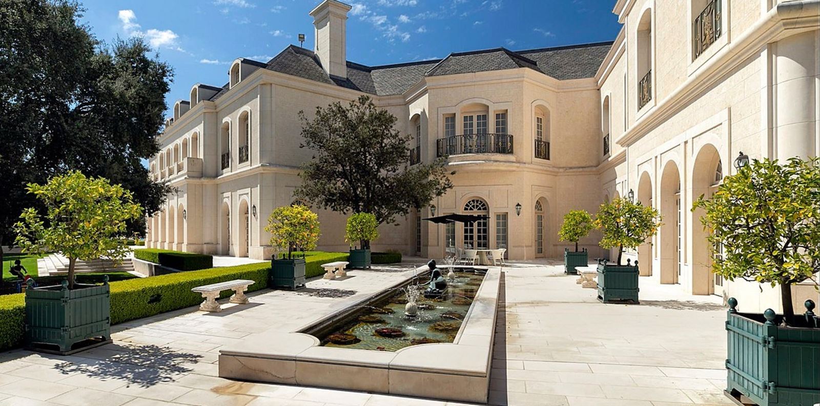 Бен Афлек и Джей Ло може да купят това имение за 165 милиона долара