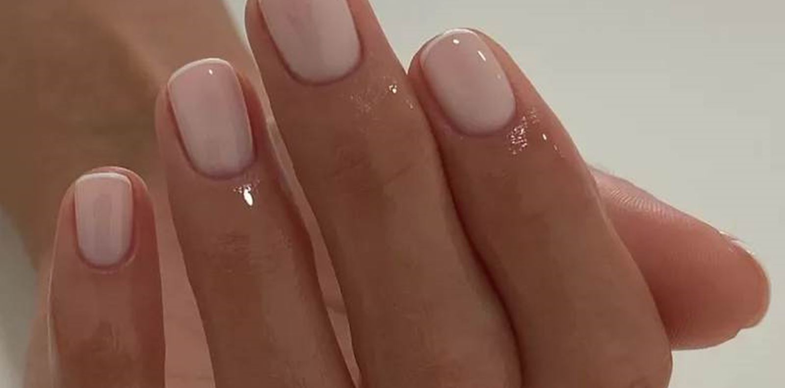 Micro French: Маникюрът, който е като шардоне в кристална чаша