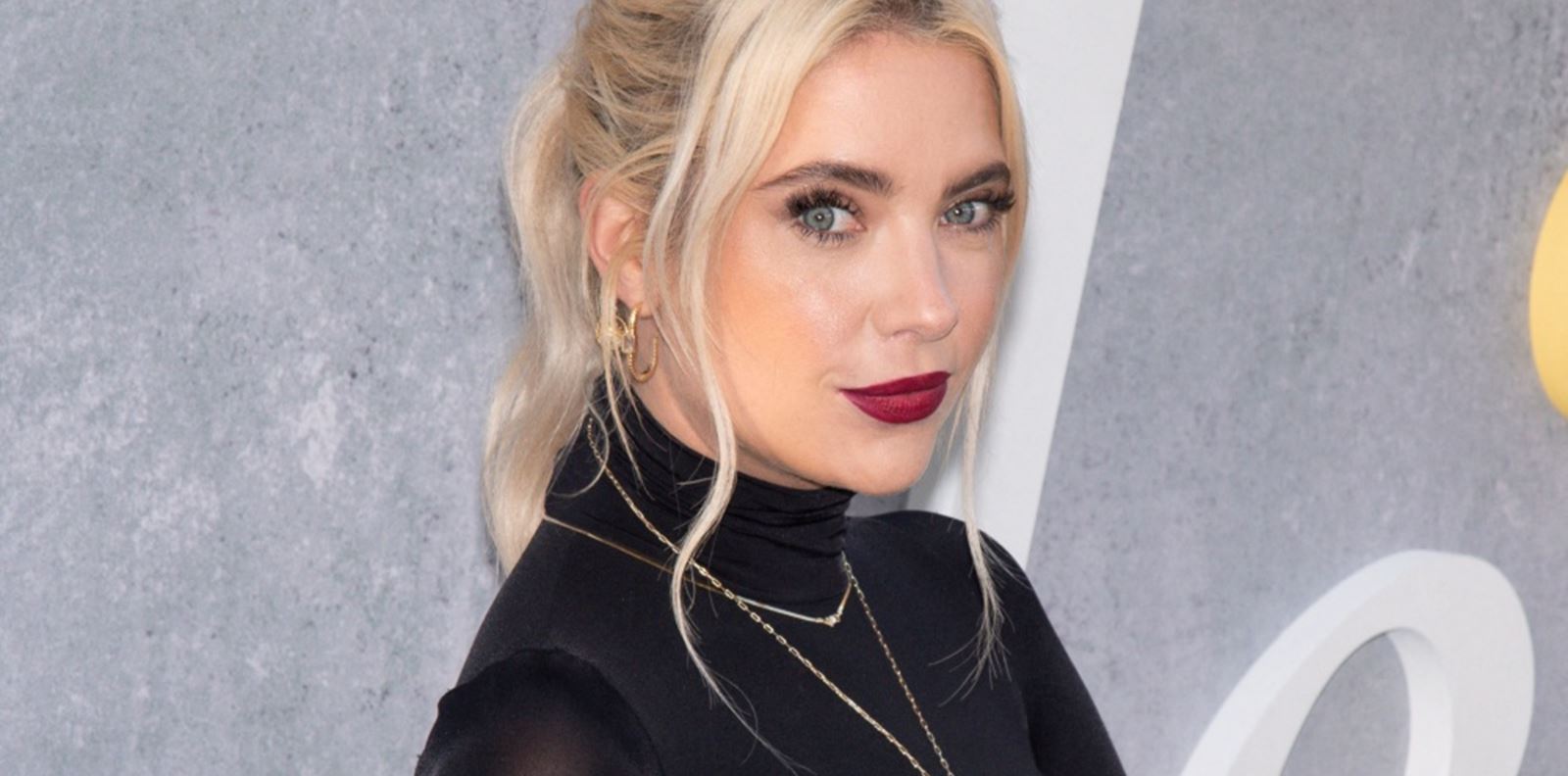 Ашли Бенсън отваря врати на дома си в стил Стария Холивуд