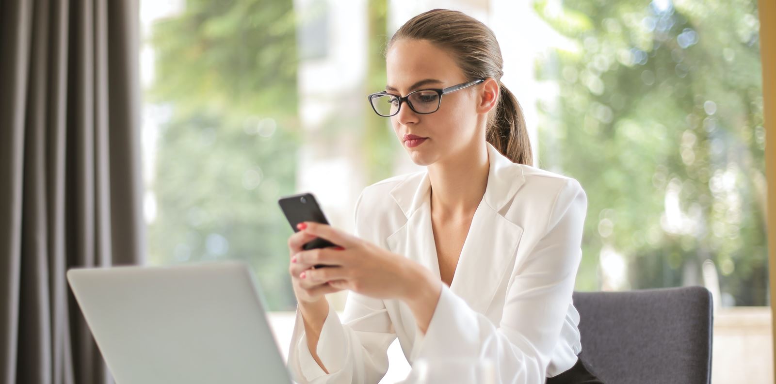 Трябва ли да носим очила в офиса?