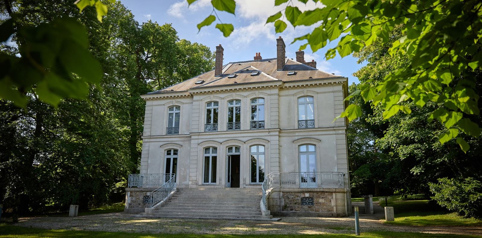 Последната вила на Карл Лагерфелд излиза на търг