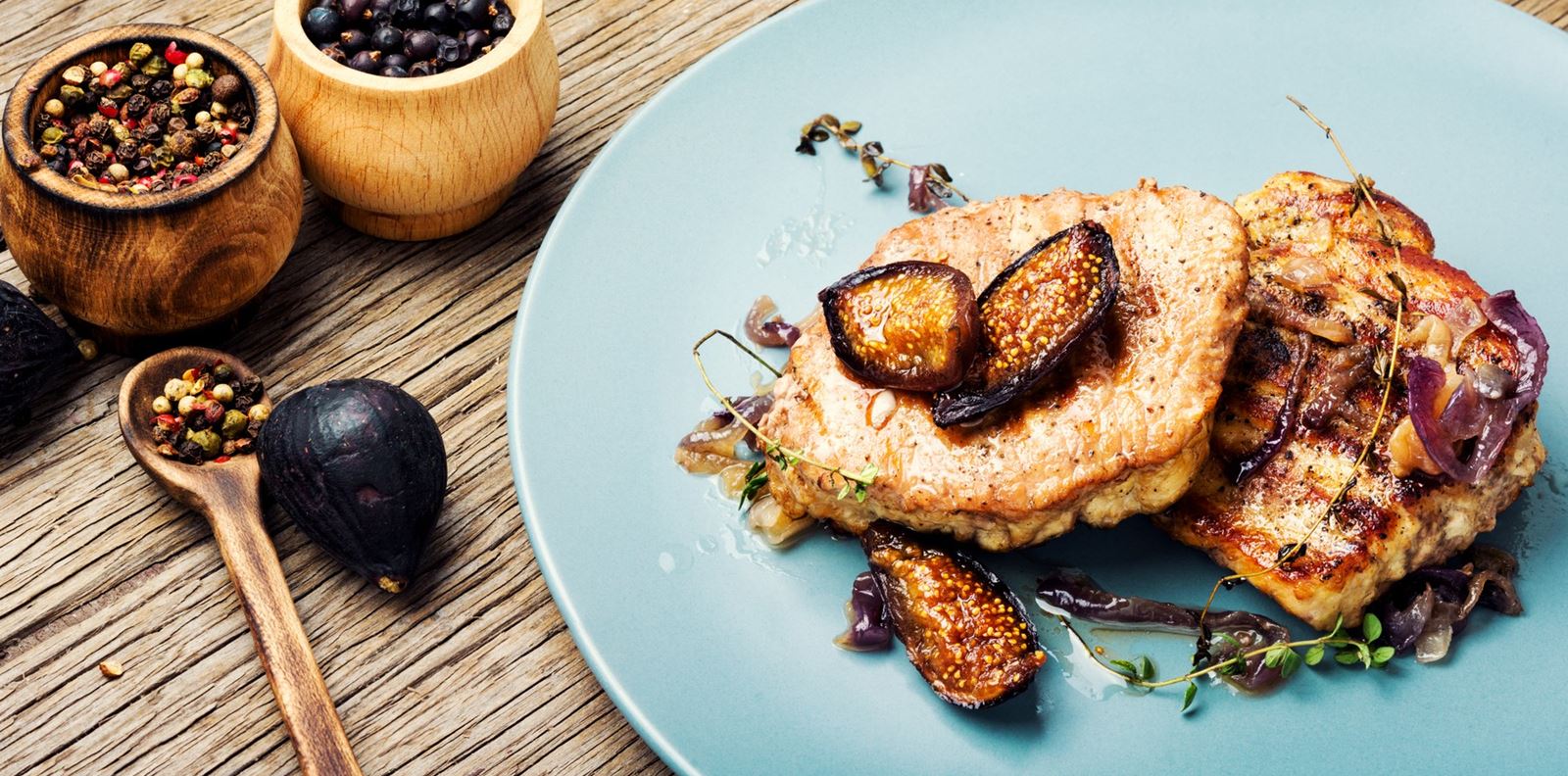 Стек с карамелизиран лук и смокини