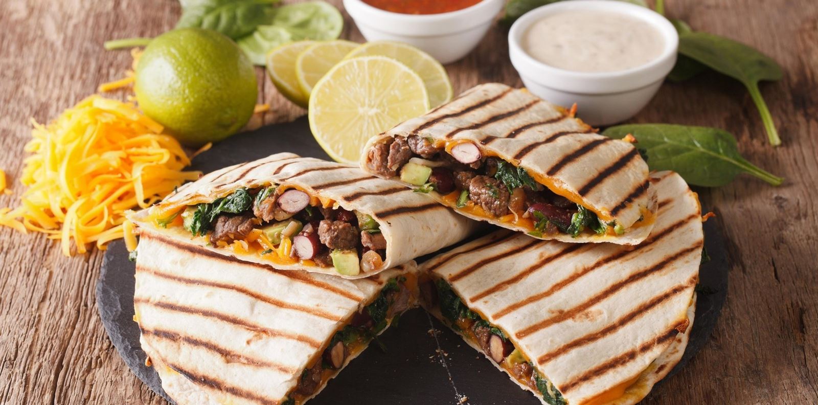 Кесадия с телешко, лайм, боб и сос от заквасена сметана