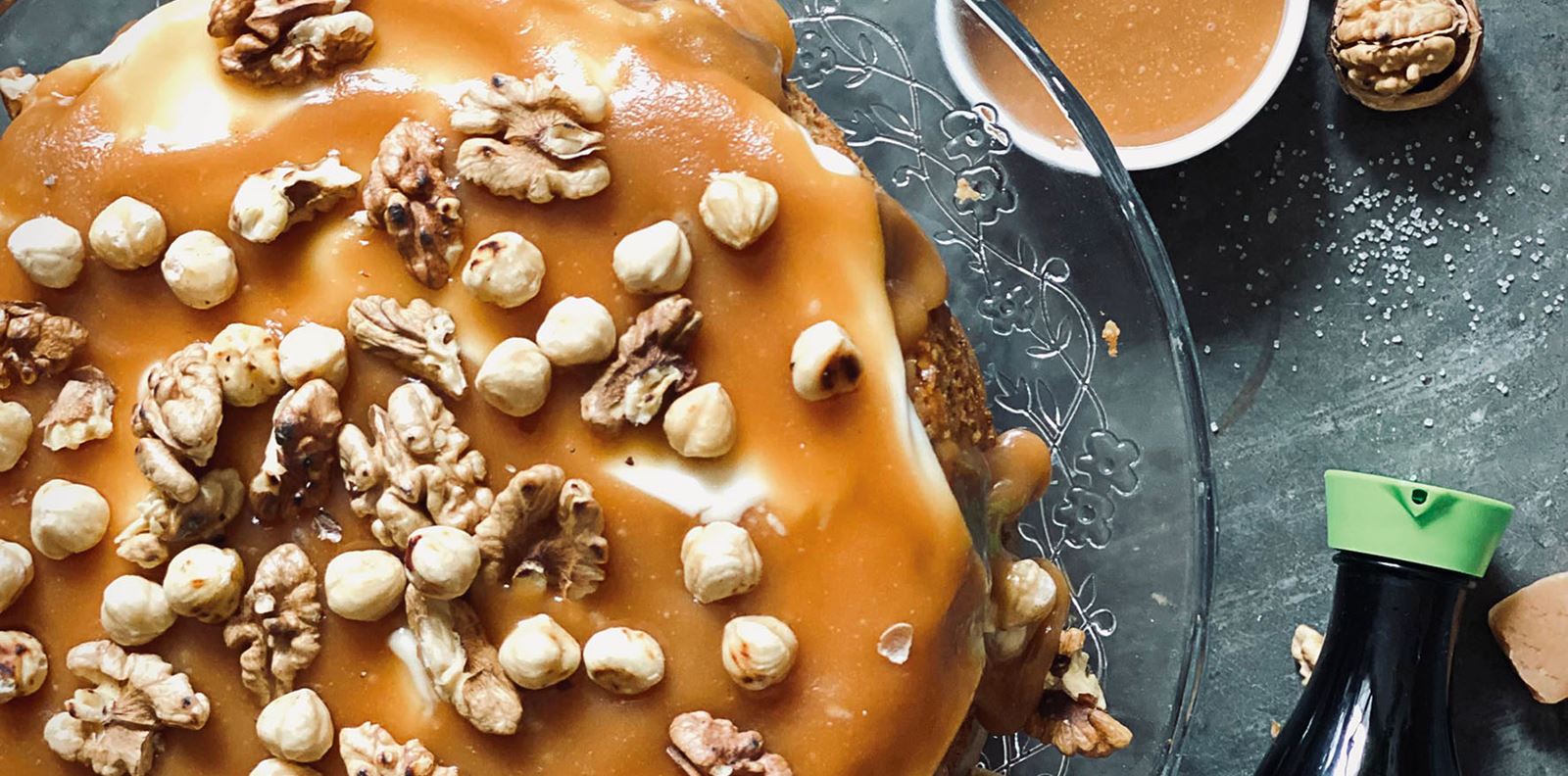 Торта със заливка от карамел и соев сос