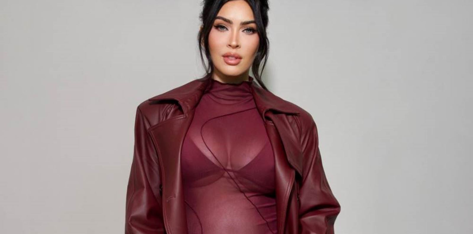 Меган Фокс показа бременно коремче