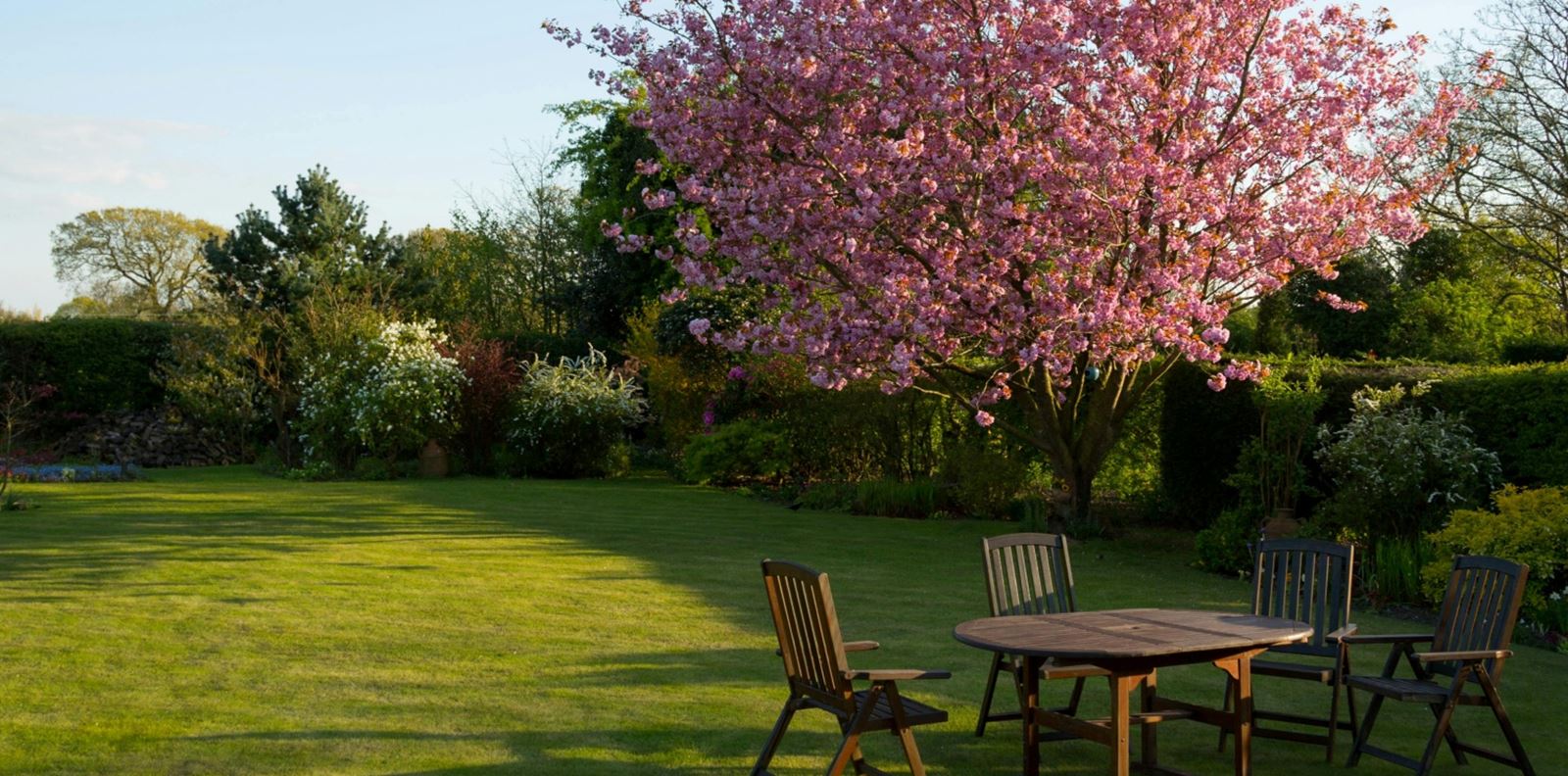 Как да подберете подходящите градински мебели за своя двор – съвети от Aiko XXXL