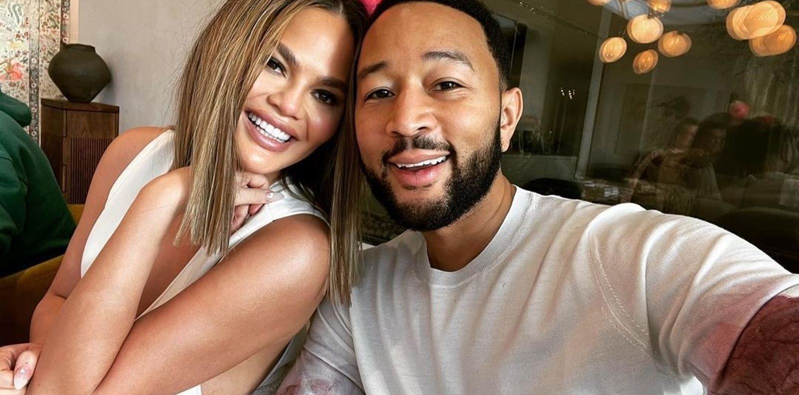 Криси Тейгън не е бременна, но с Джон правят опити