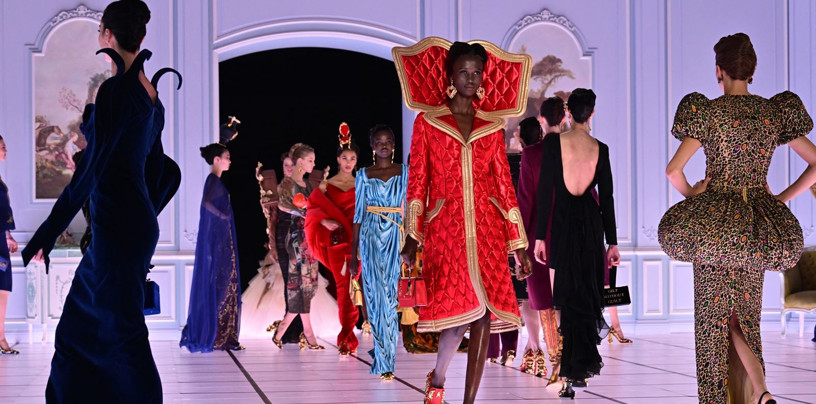 Джеръми Скот ни показа сюрреалистичната къща на Moschino