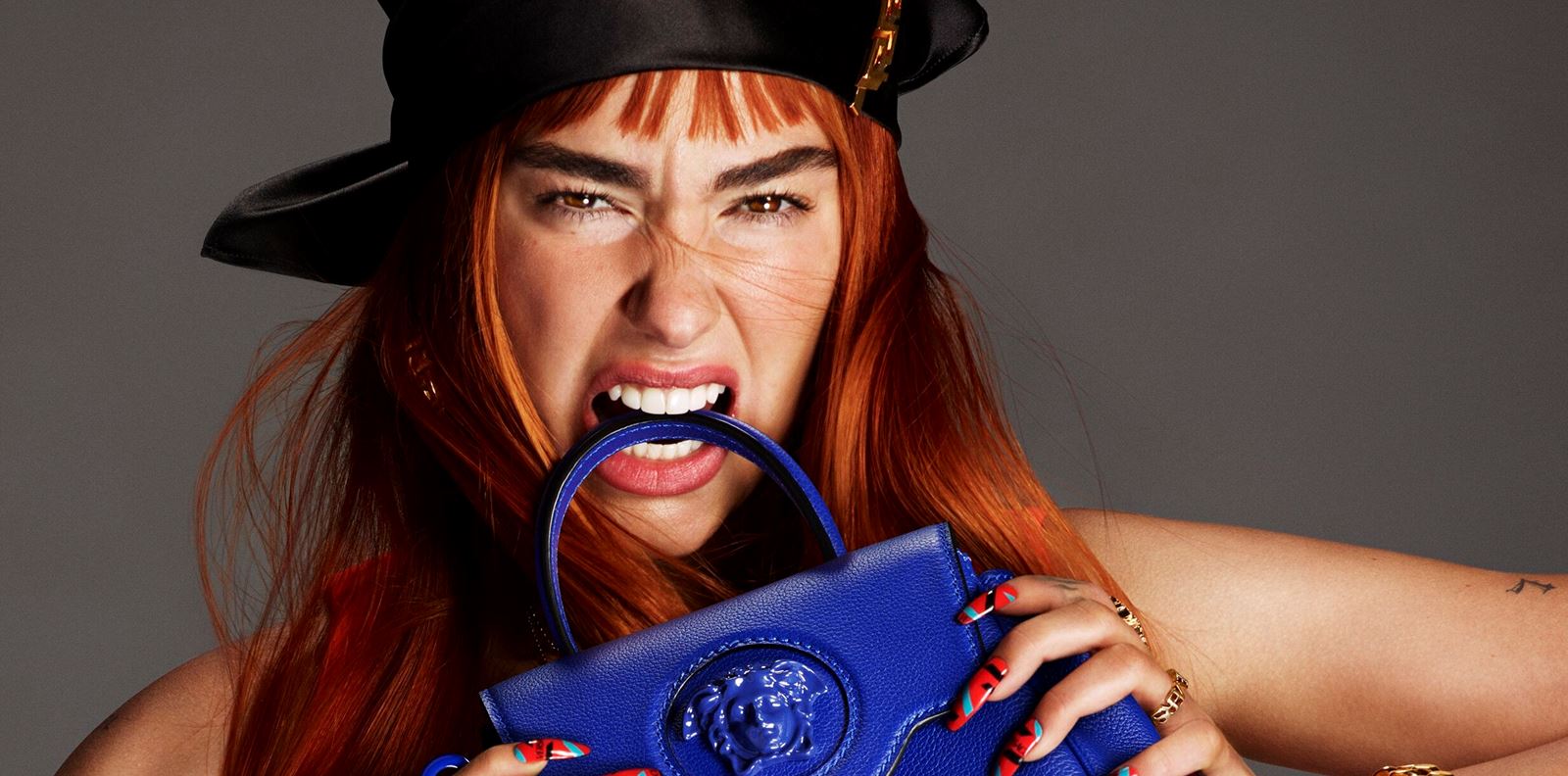 Дуа Липа запали огън в иначе горещата есен на Versace