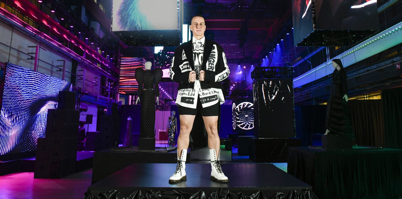 Джеръми Скот предлага нов поглед върху модата и материалите