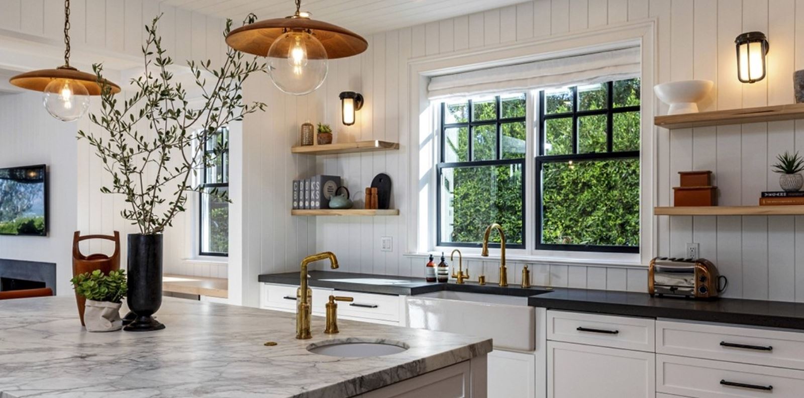 Разходете се в новия дом на Дакота Джонсън и Крис Мартин