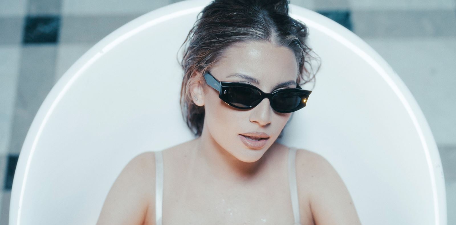 Михаела Маринова представя &quot;Герой&quot;