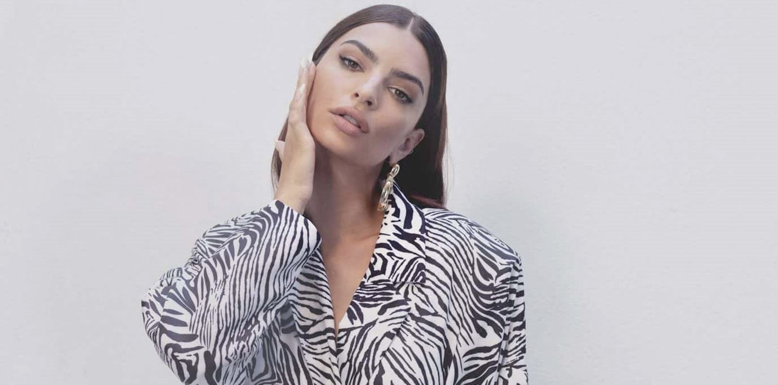 Емили Ратайковски запали истински огън с черно-бяла фотосесия