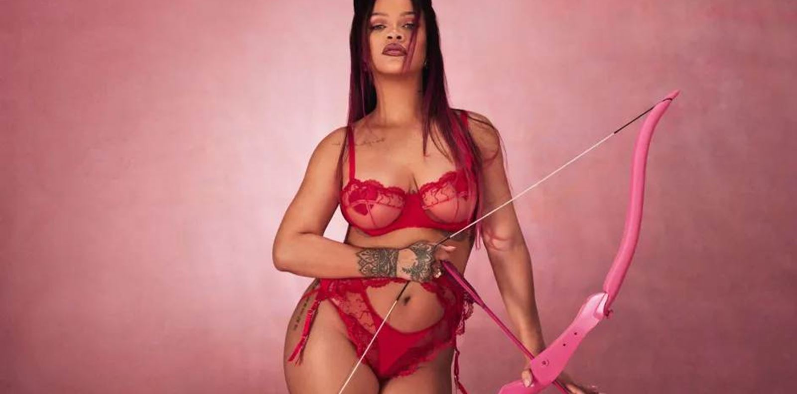 Риана разпали страстите с новата си колекция бельо за Свети Валентин