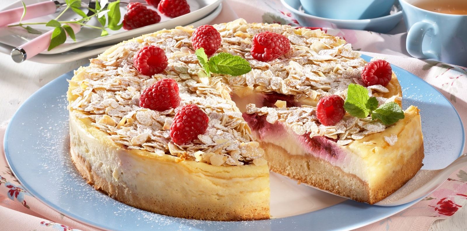 It&#39;s dessert time! Пухкав кейк с малини и бадеми