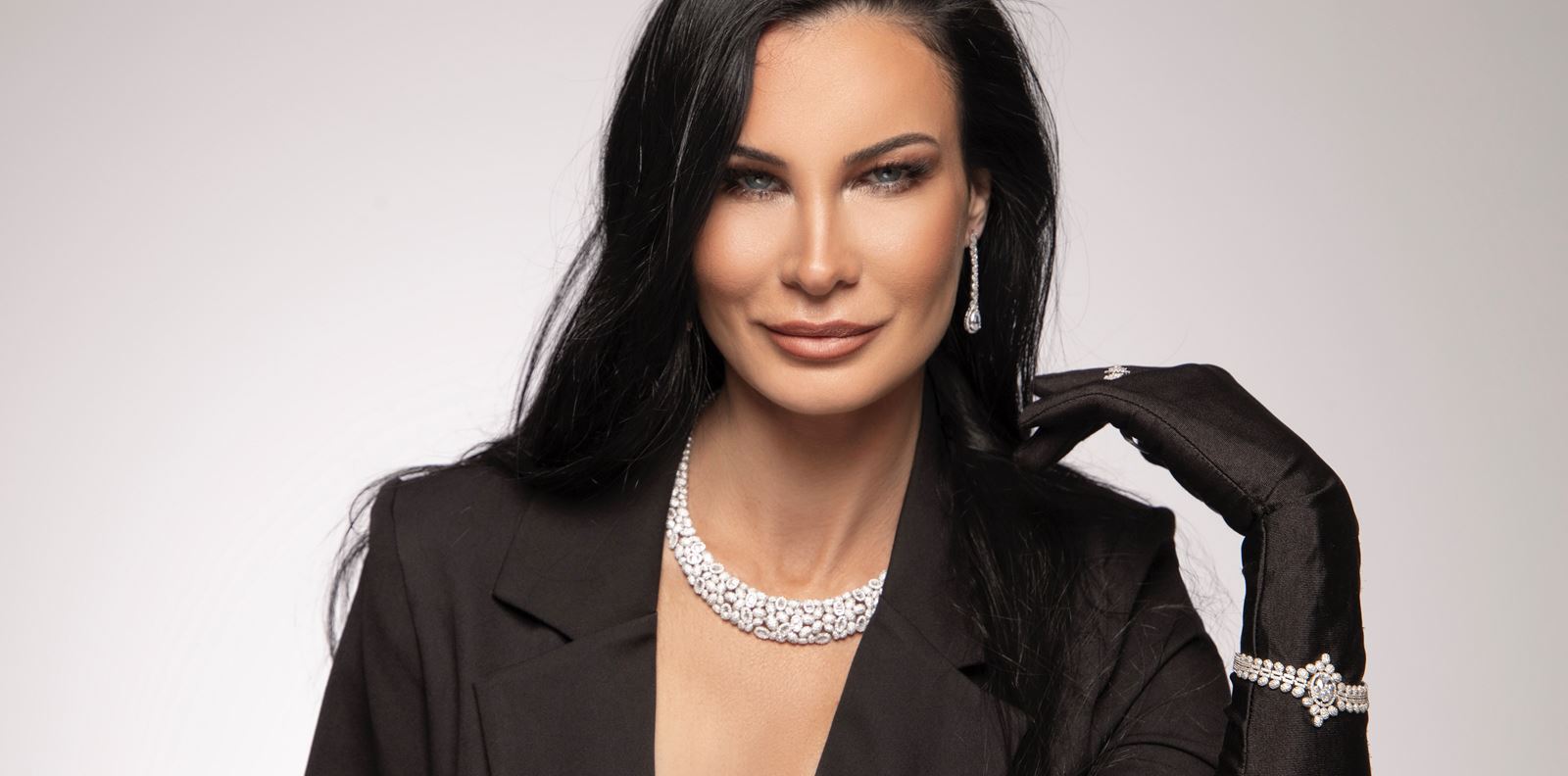 Никога, никога не е ставало дума само за бижута