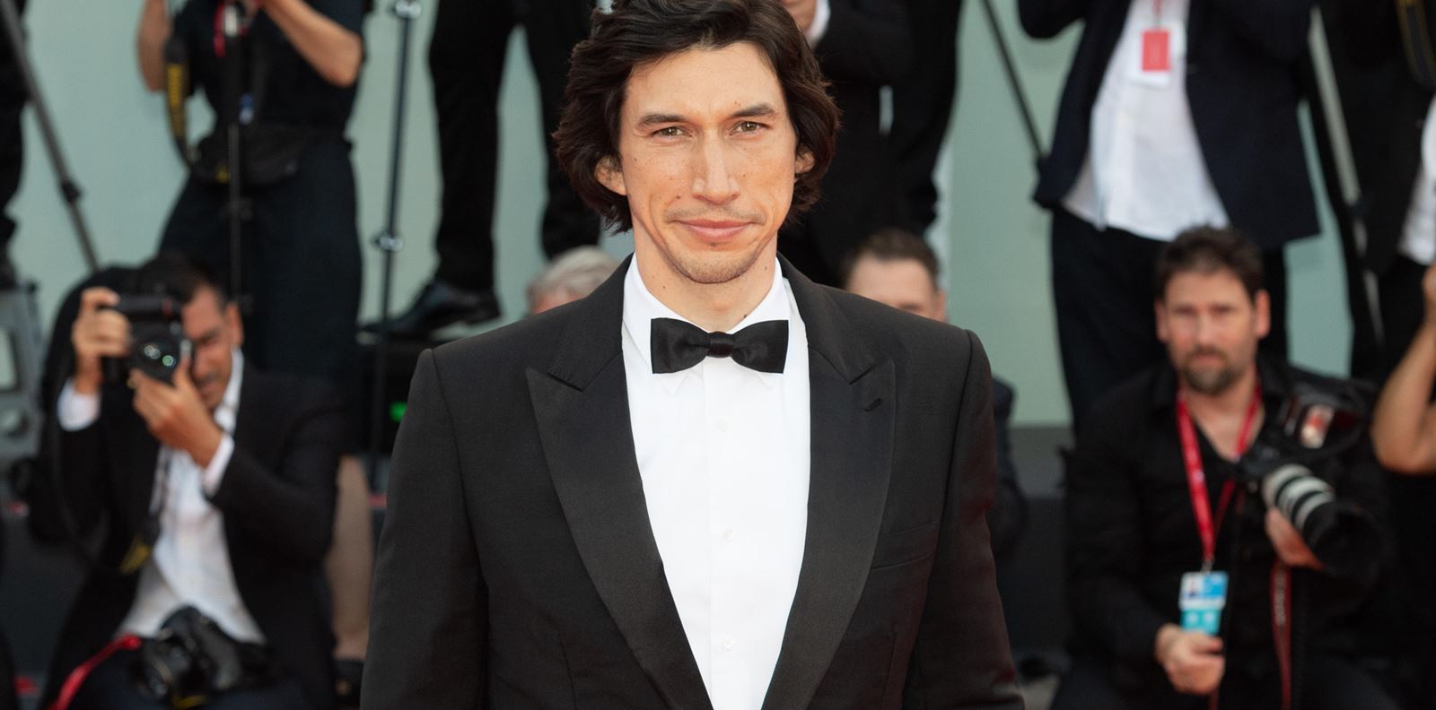 Какво държи в ръцете си Адам Драйвър?