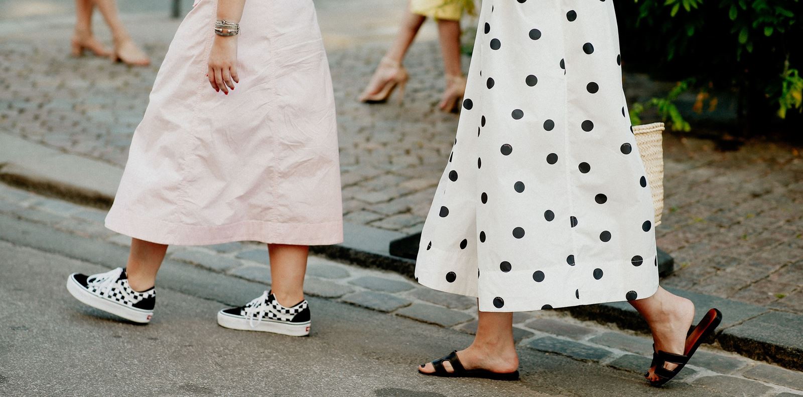 Рокля и маратонки: Trendy дуетът на пролет 2022