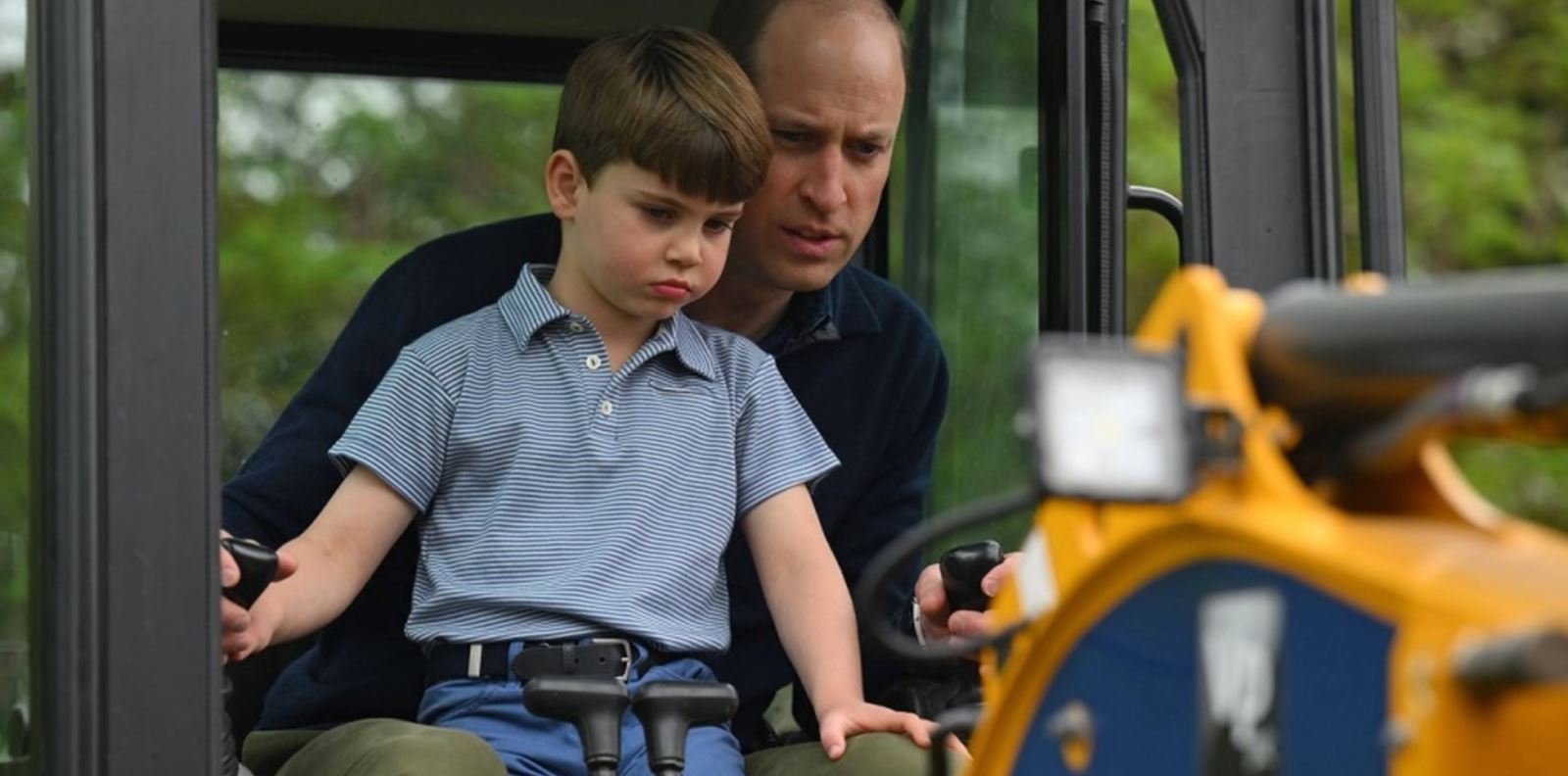 Принц Луи подкара багер заедно с баща си