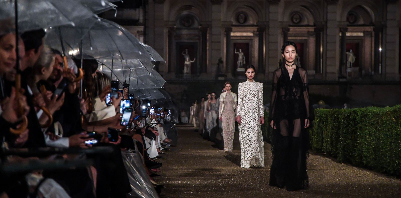 Дъждовна магия в Рим: Dior представи новата си круизна колекция