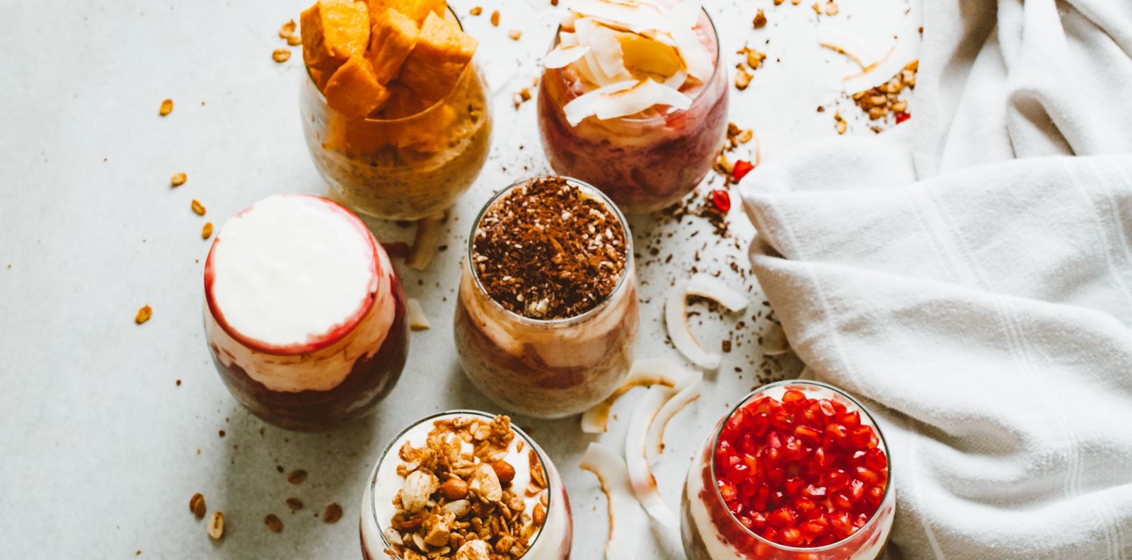 Здравословен десерт с пресни плодове, чия и какао