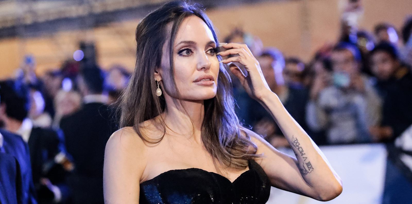 Анджелина Джоли не може да бъде &quot;традиционната майка, която стои вкъщи&quot;