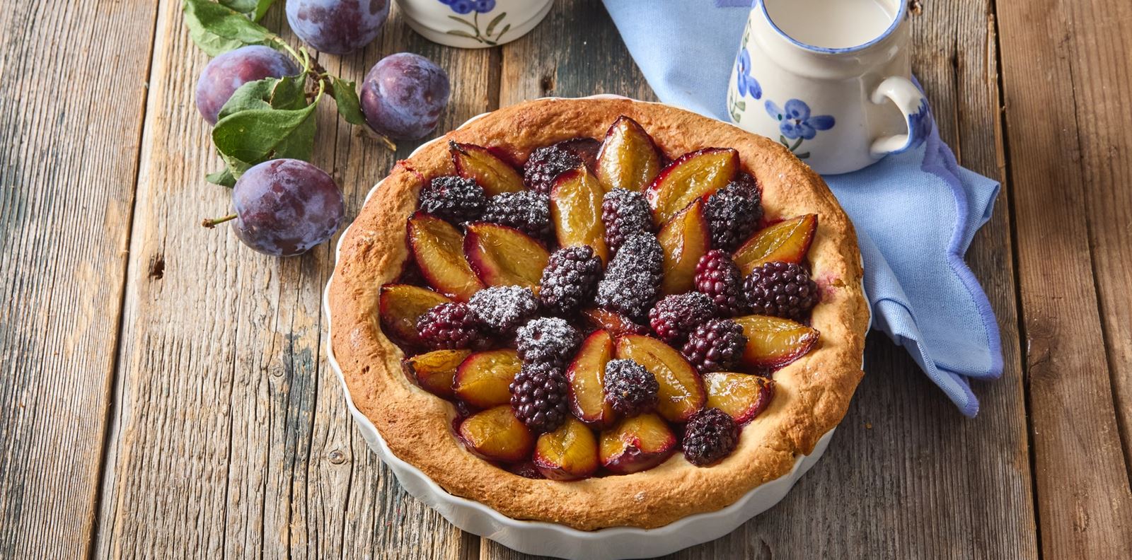 Тарт със сливи и къпини и аромат на ром