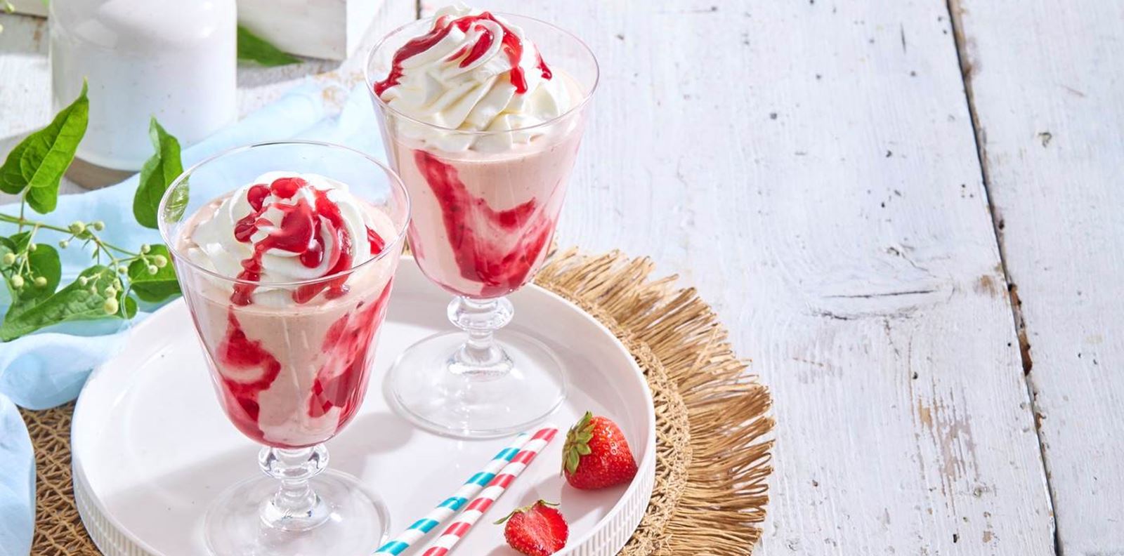 Лятна свежест в чаша: Ягодов коктейл с ванилов сладолед